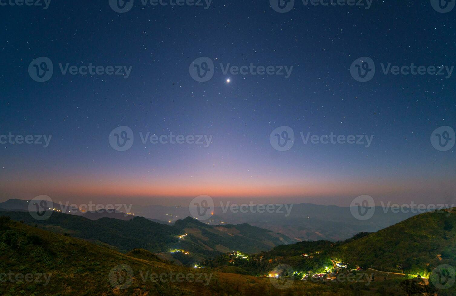 notte paesaggio a partire dal il alto montagne nel il campagna di chiang rai Provincia di Tailandia. foto