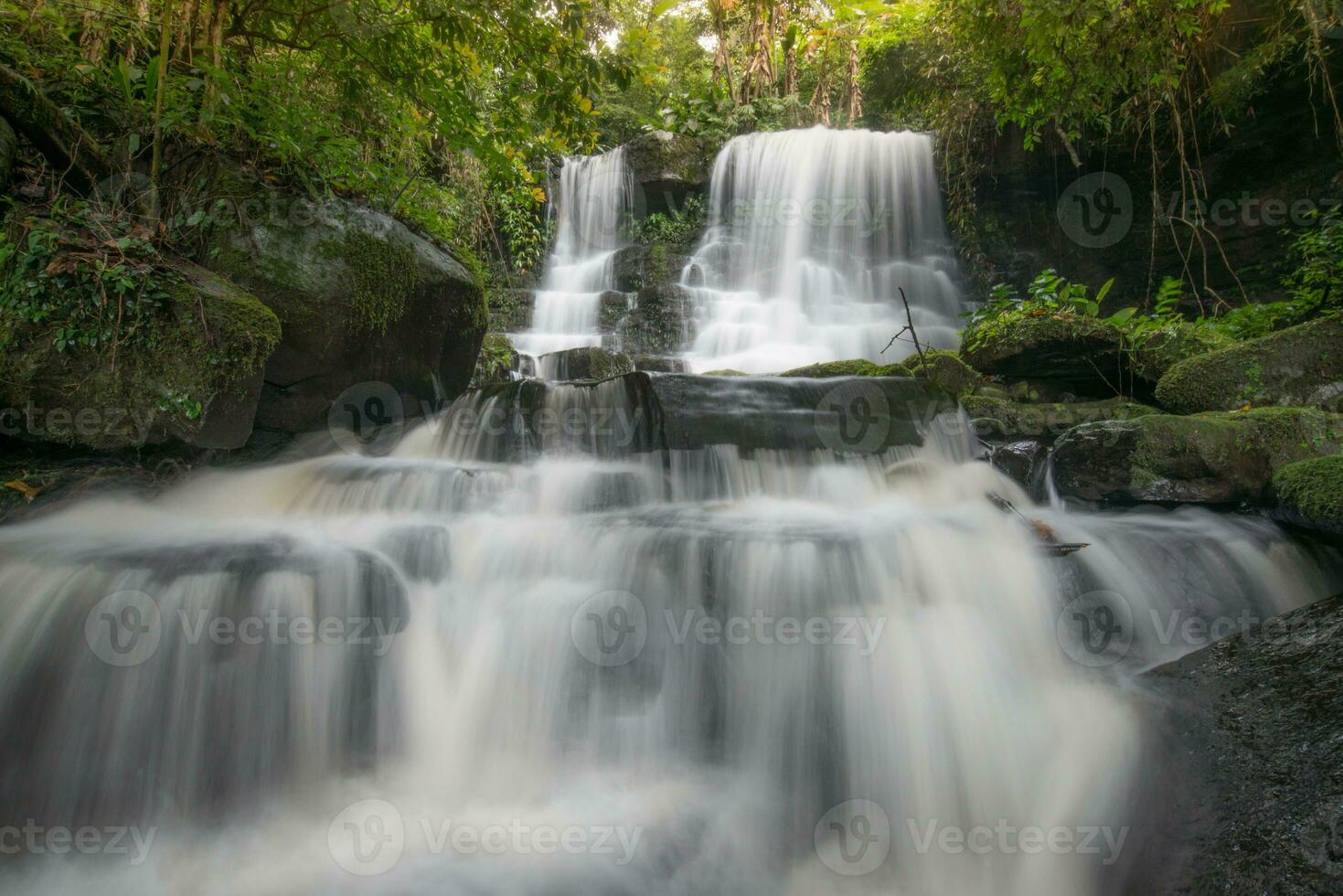 il bellissimo paesaggio di mun daeng cascate nel phu hin rong kla nazionale parco di Tailandia. foto