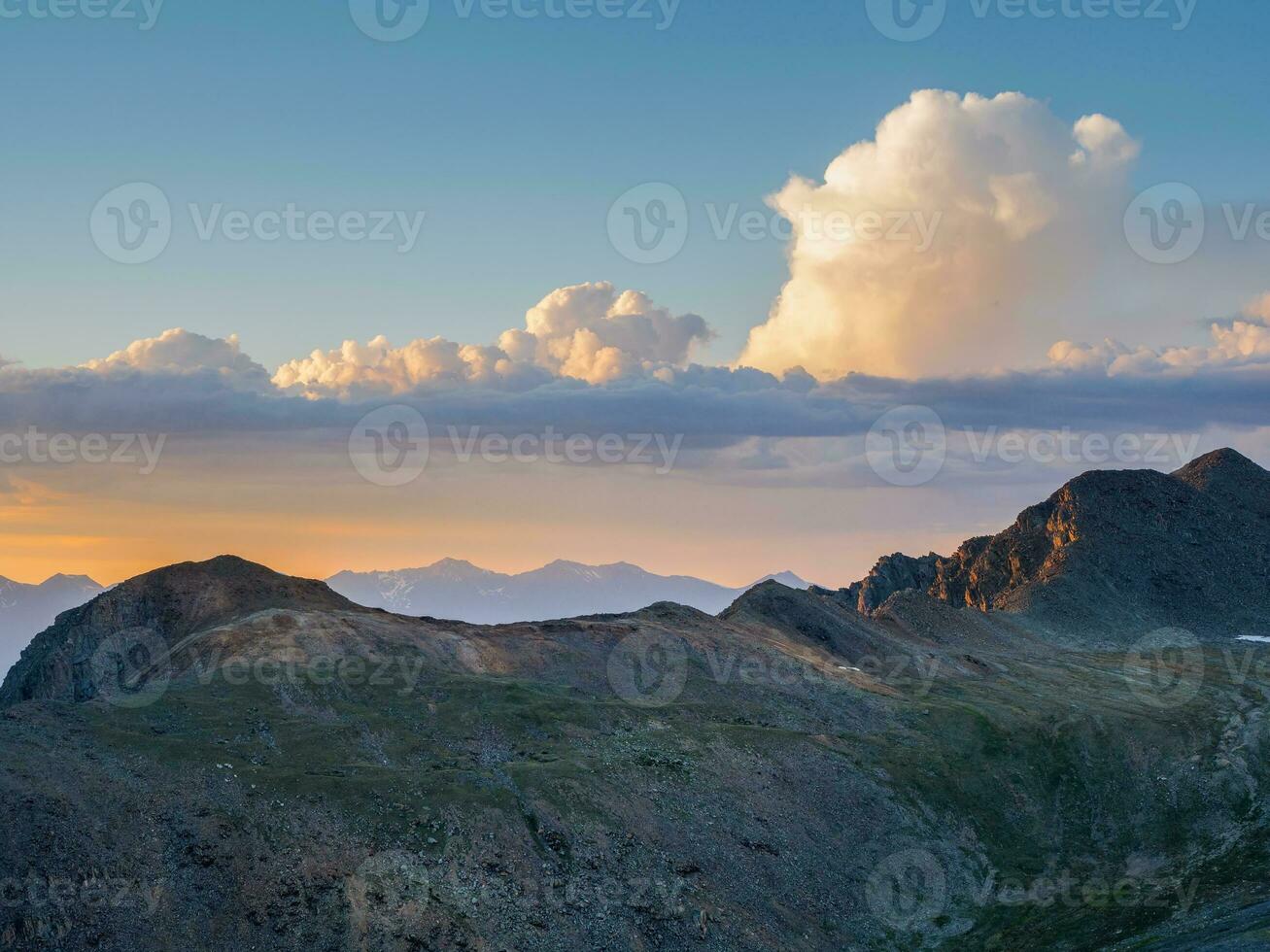 roccioso montagna nel alba nuvoloso cielo. atmosferico minimo montagna scenario con lilla alba cielo. panoramico minimalista paesaggio con viola tramonto nel montagne. sagome di montagne su sfondo. foto