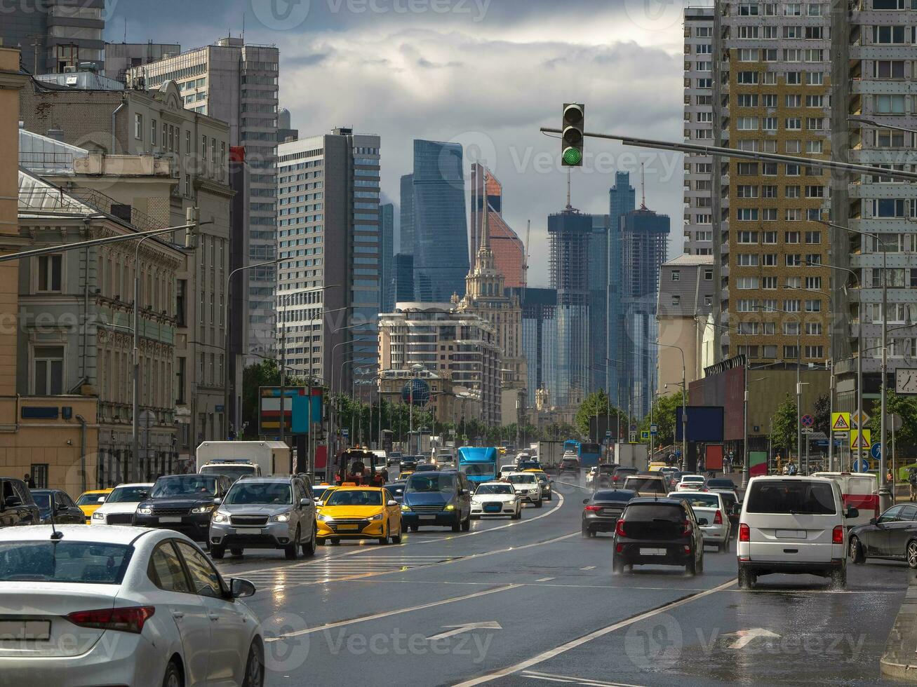 Mosca traffico di macchine. novizio arbat strada nel piovoso estate giorno foto