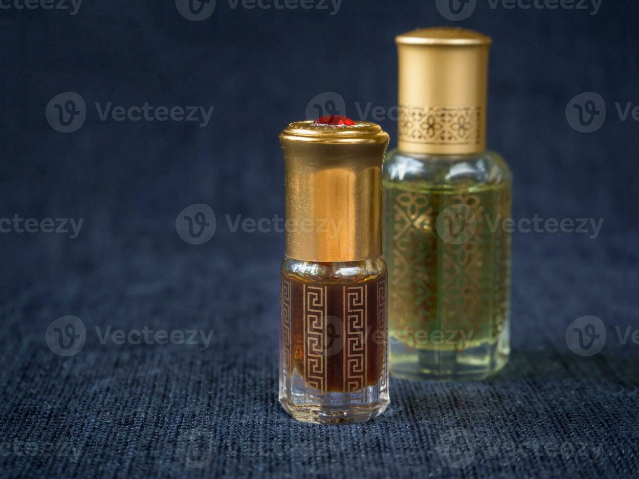 arabo profumo, olio essenza di fiori nel un' mini bottiglie. foto