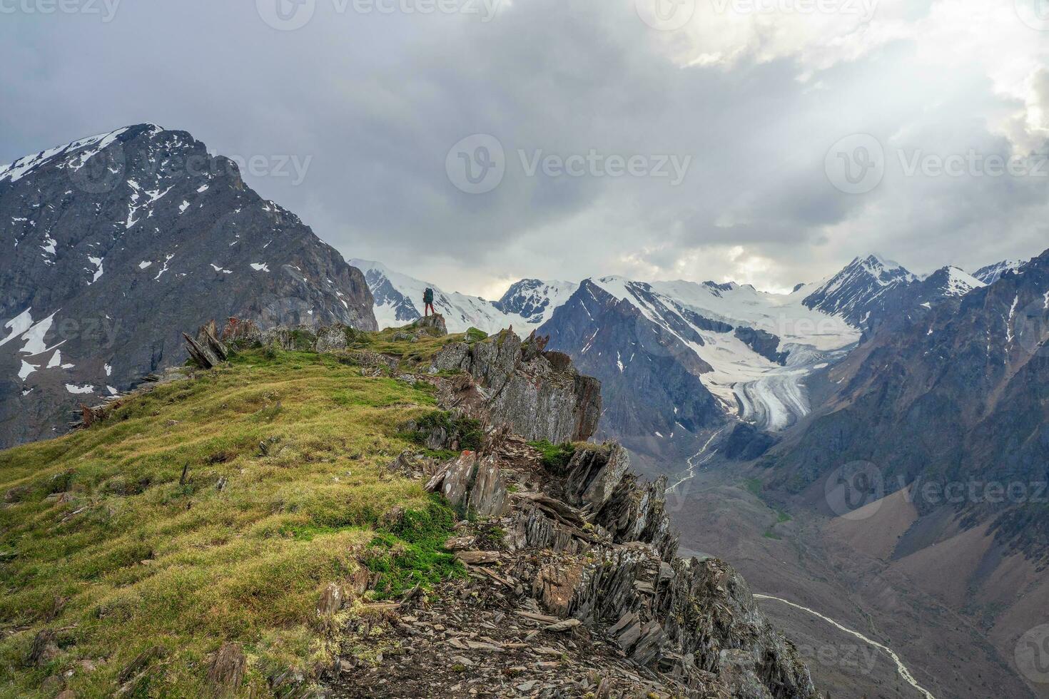 prospettiva di roccioso sporgenza. bordo di il scogliera, un' pericoloso gola. foto a caccia alto nel il montagne. fotografo con un' grande zaino su il bordo di un' scogliera.