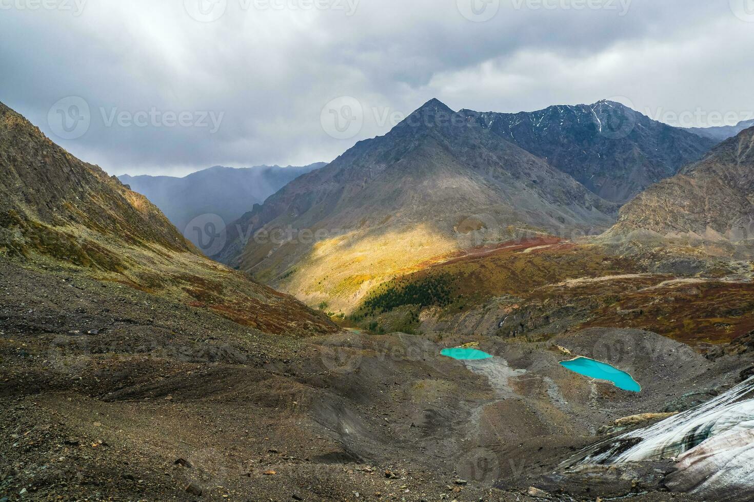 difficile da raggiungere blu chiaro montagna laghi contro il sfondo di alto montagne. atmosferico autunno paesaggio con un' laghi nel un' alta altitudine valle. foto