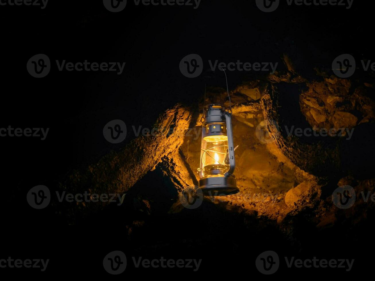 giallo sospeso lanterna a il Ingresso per il grotta, tana a notte foto