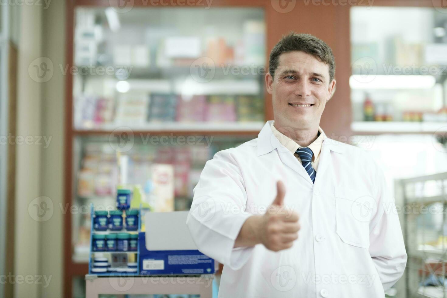 ritratto di farmacista Lavorando nel farmacia. foto