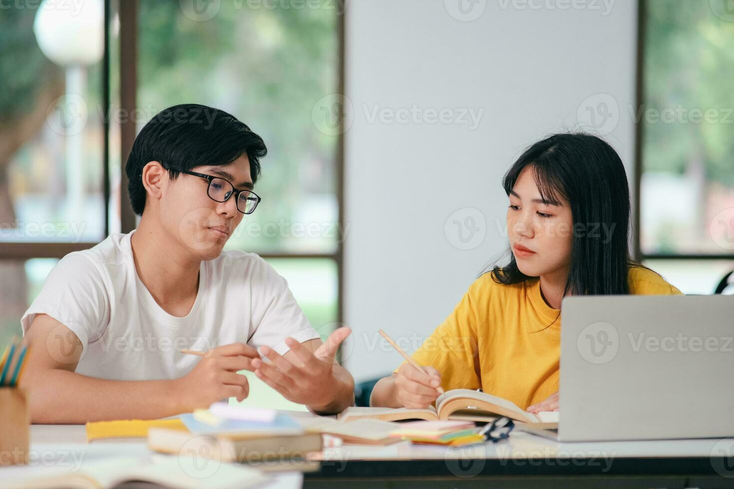 giovane studenti città universitaria aiuta amico attraente su e apprendimento. foto