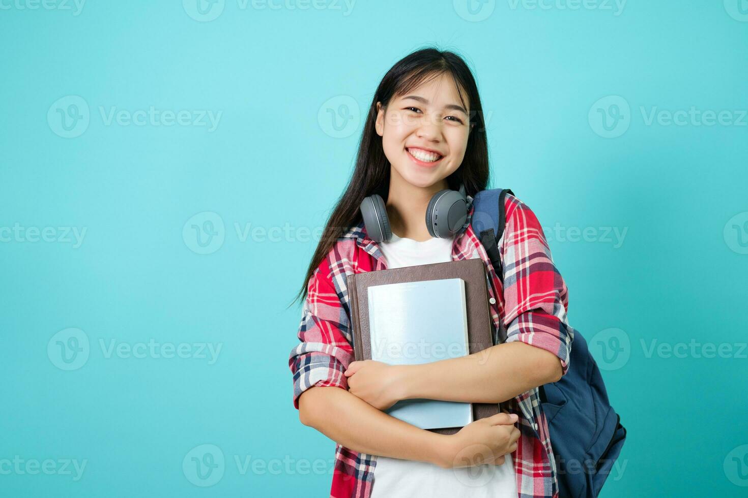 contento alunno. allegro asiatico ragazza sorridente per telecamera. foto