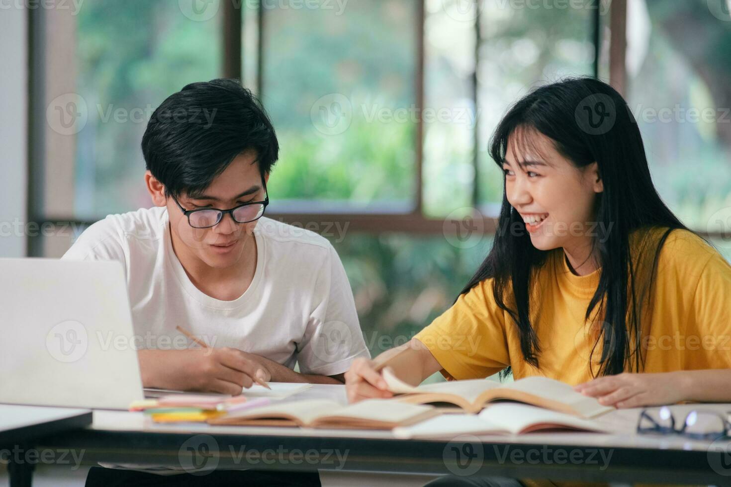 un asiatico studenti siamo lettura libri e studia, tutoraggio insieme. foto