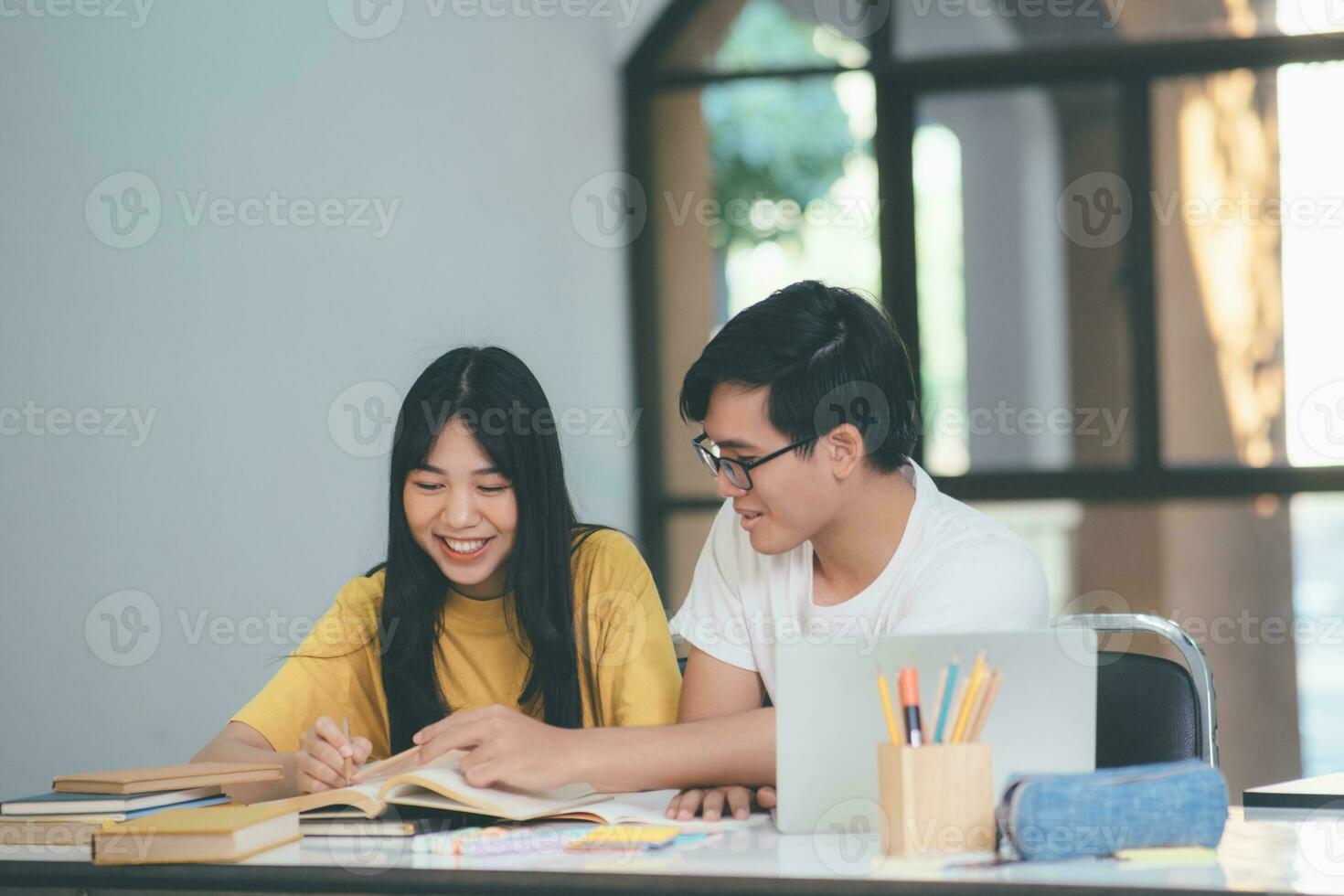 giovane studenti città universitaria aiuta amico attraente su e apprendimento. foto