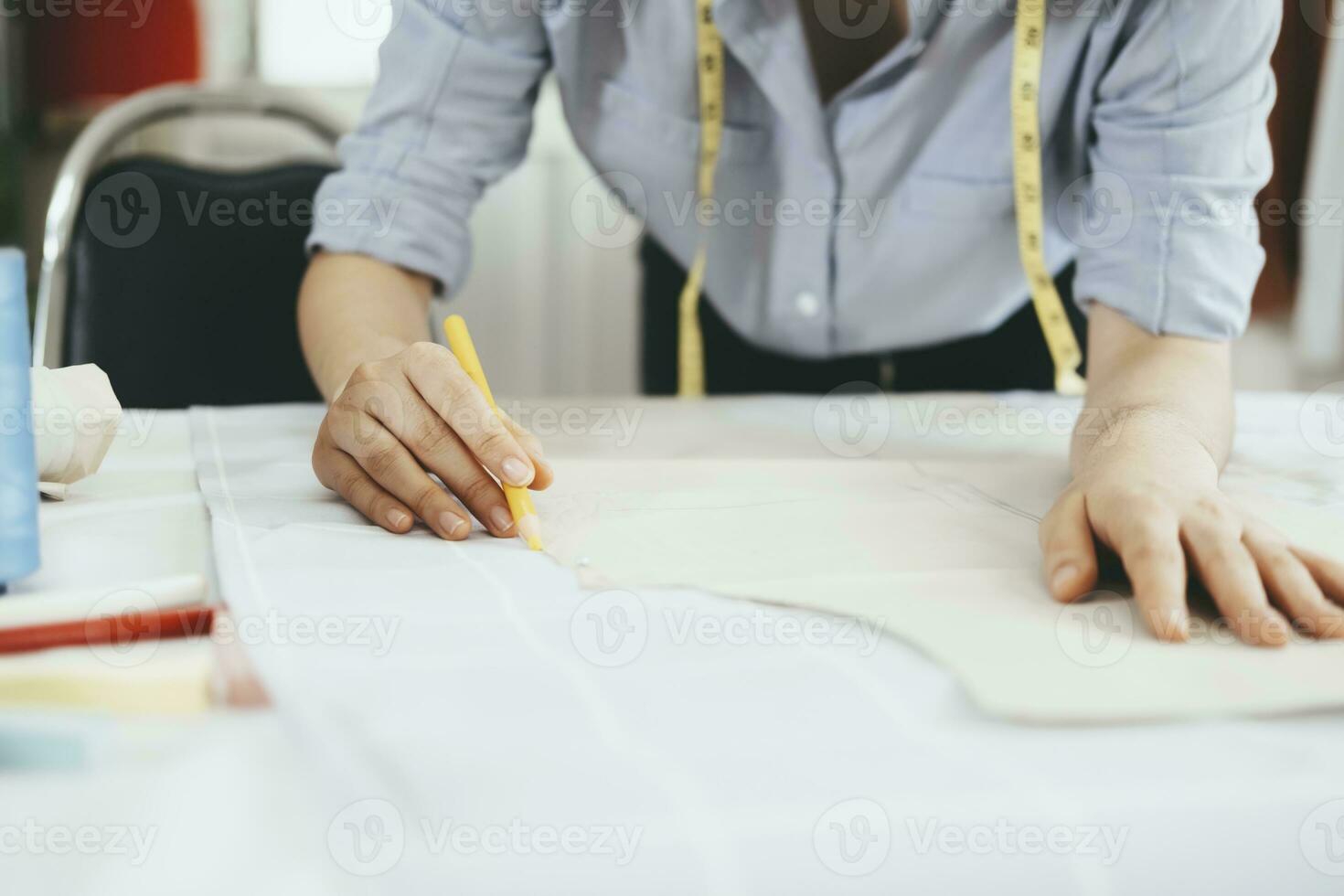 avvicinamento giovane sarto Lavorando con cucire modello foto