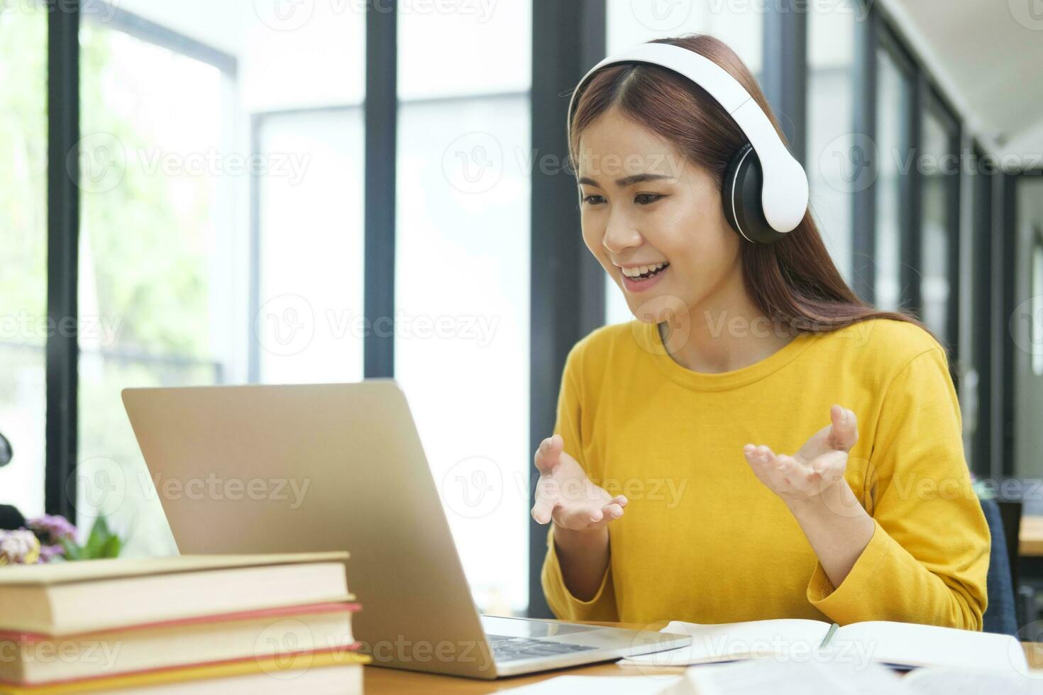 giovane asiatico femmina alunno apprendimento in linea utilizzando il computer portatile. foto