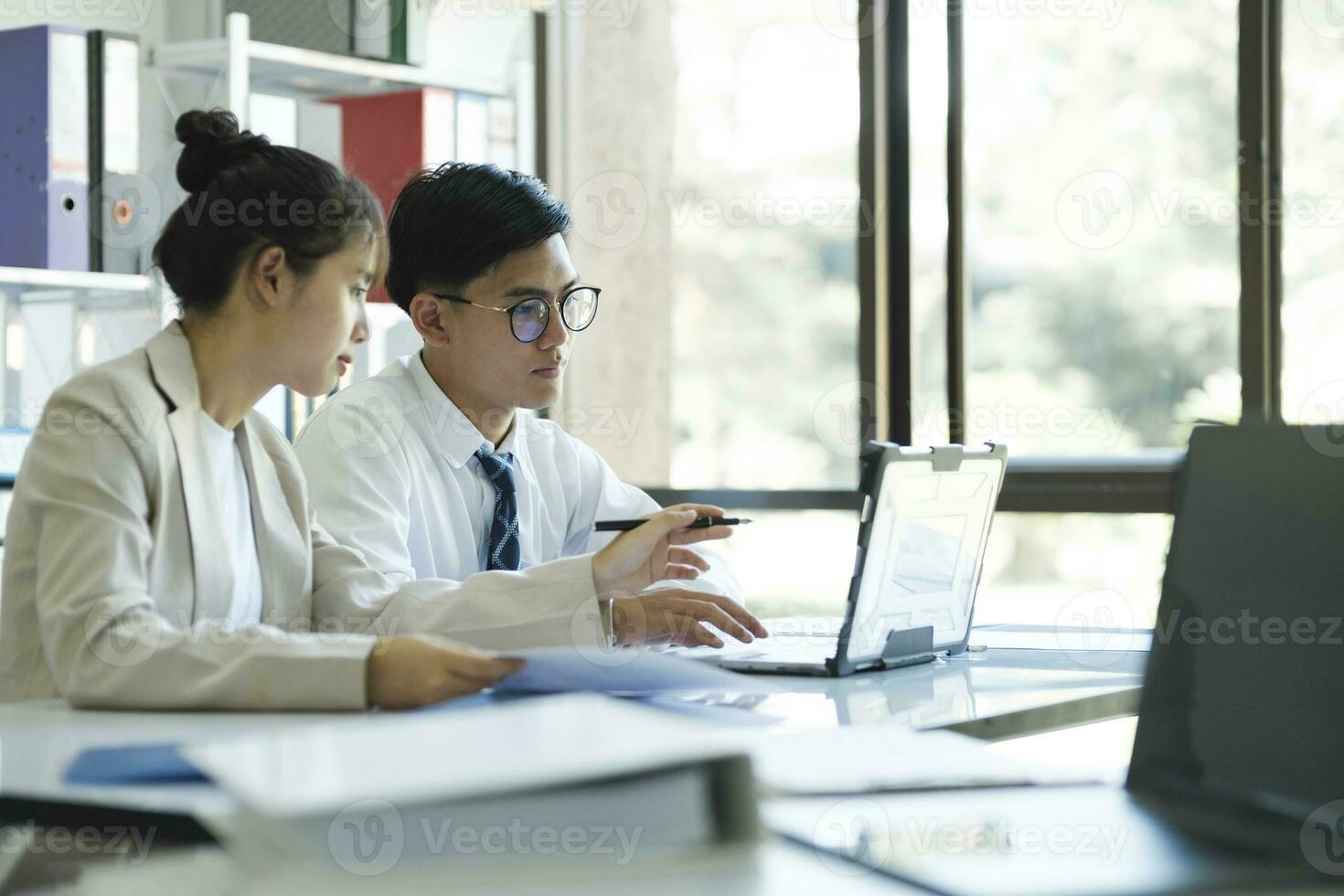 uomini d'affari siamo Lavorando, discutere, analizzando utilizzando il computer portatile e statistica. foto