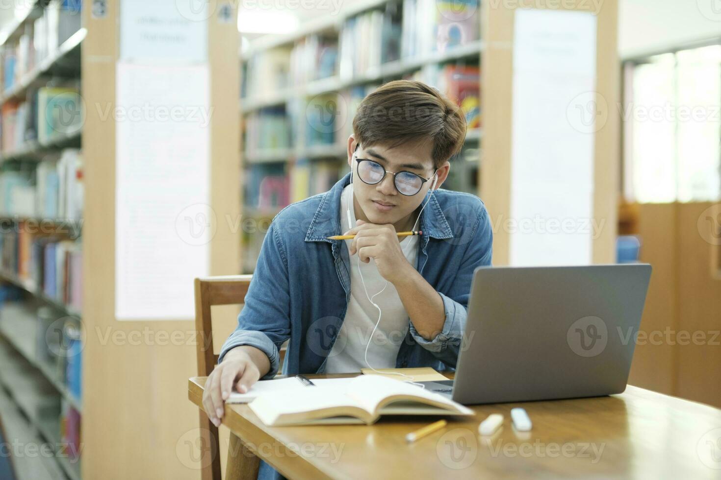 alunno studiando a biblioteca. foto