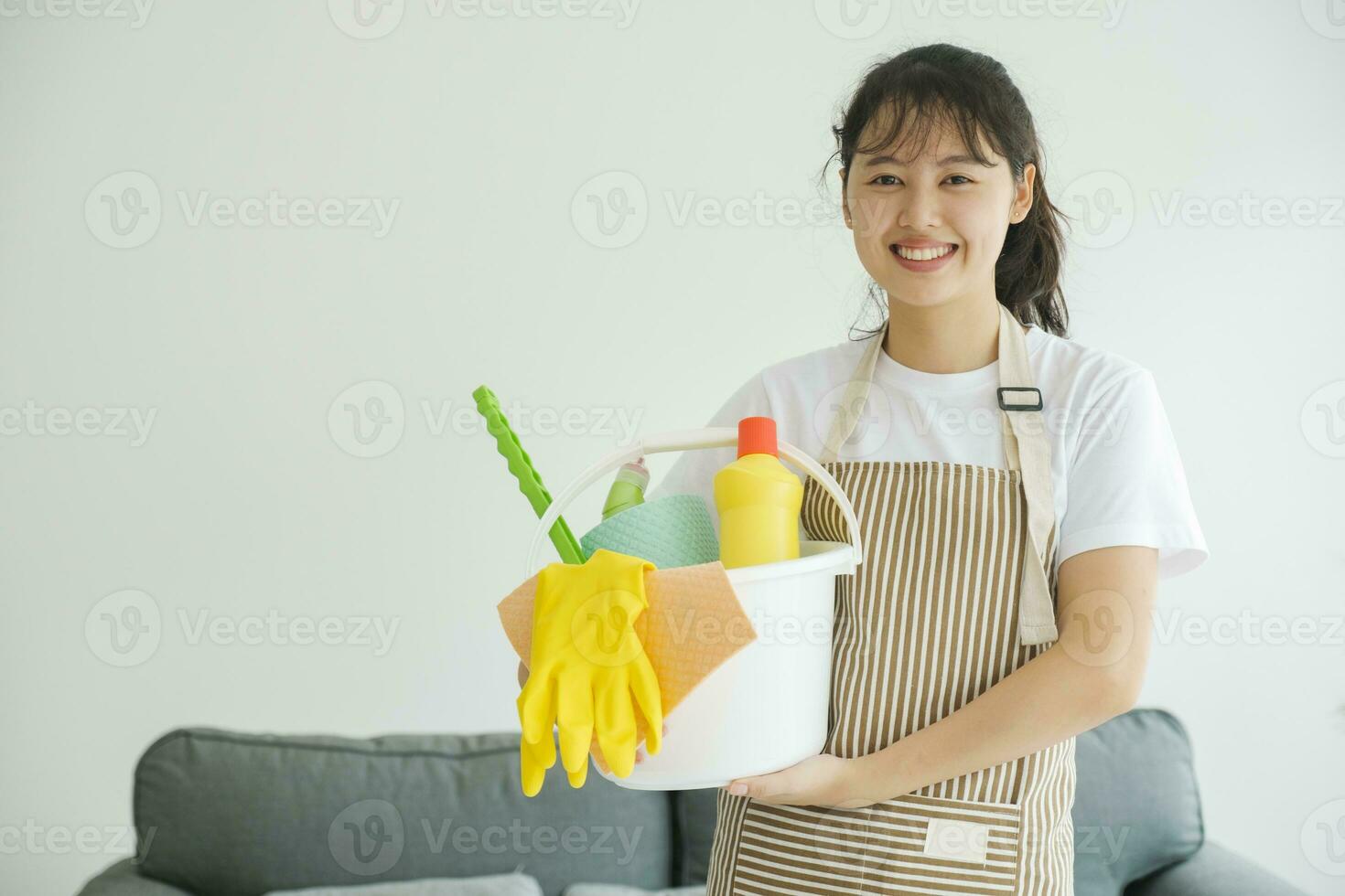 giovane donna Tenere pulizia attrezzature pronto per pulizia. foto