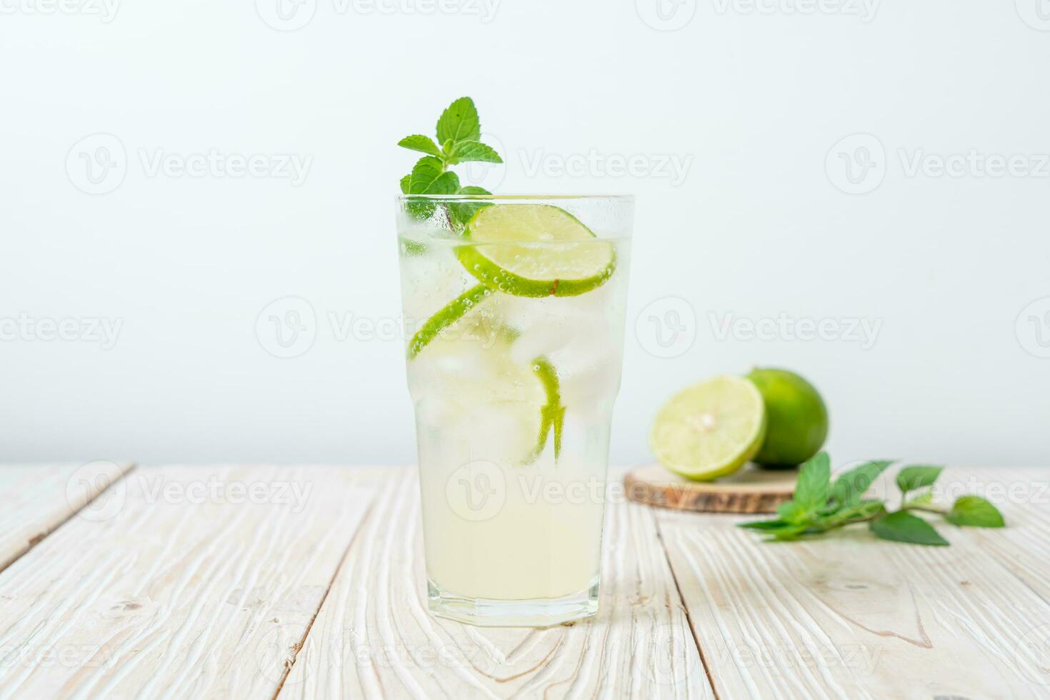 soda ghiacciata al lime con menta foto