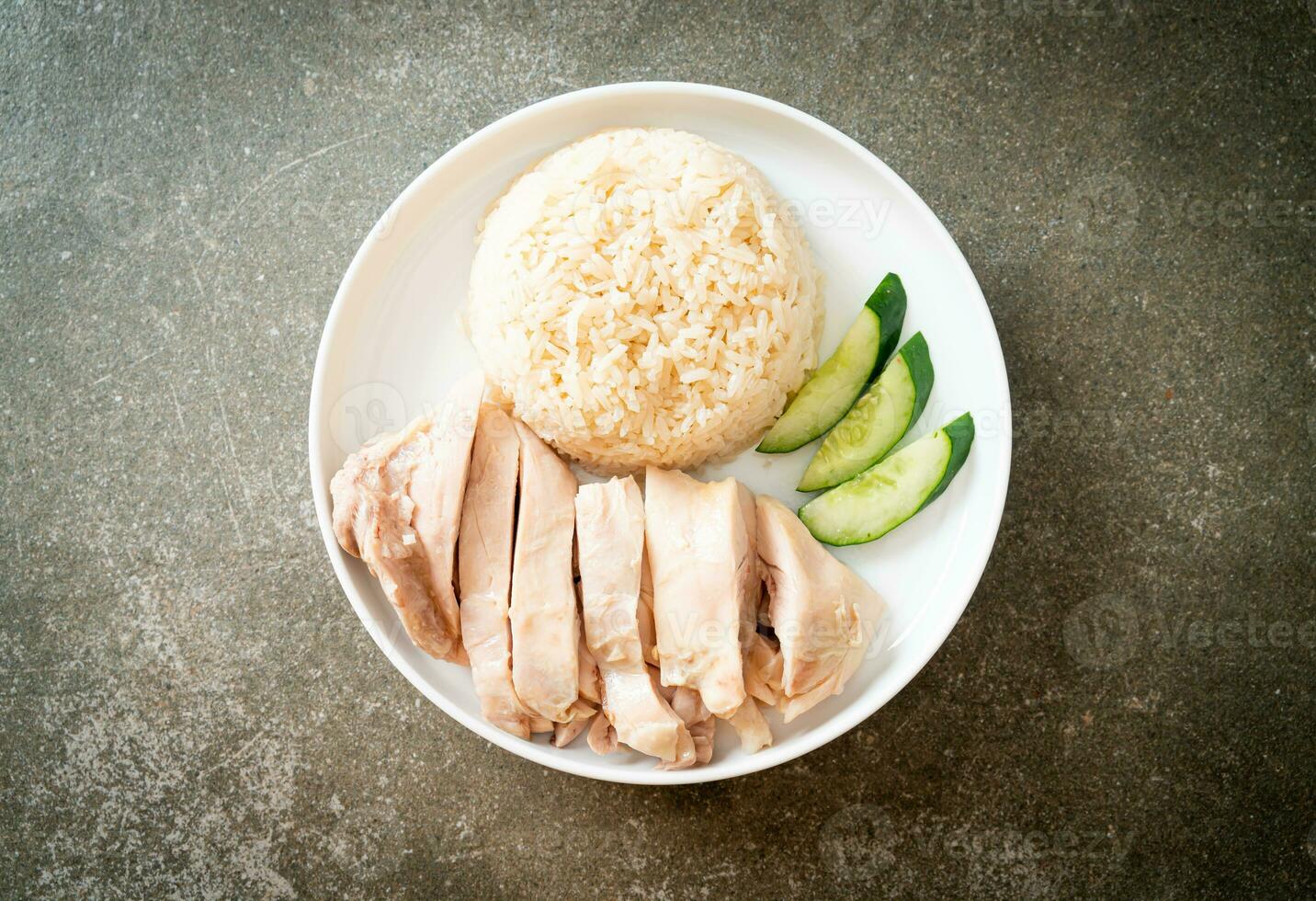 riso al pollo hainanese o riso al vapore con zuppa di pollo foto