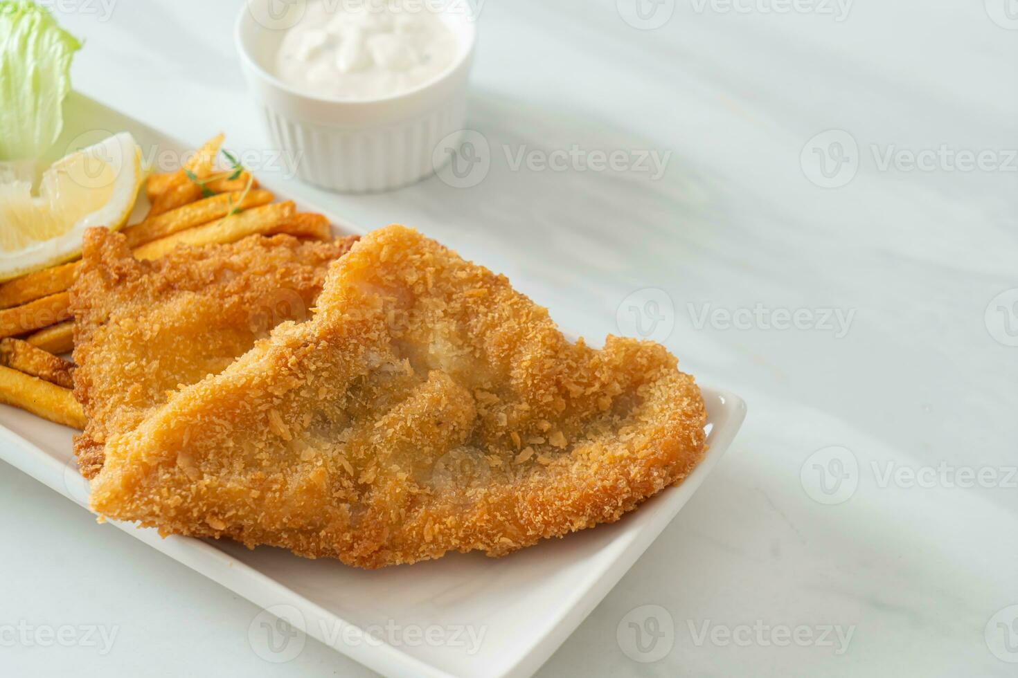 fish and chips - filetto di pesce fritto con chips di patate foto