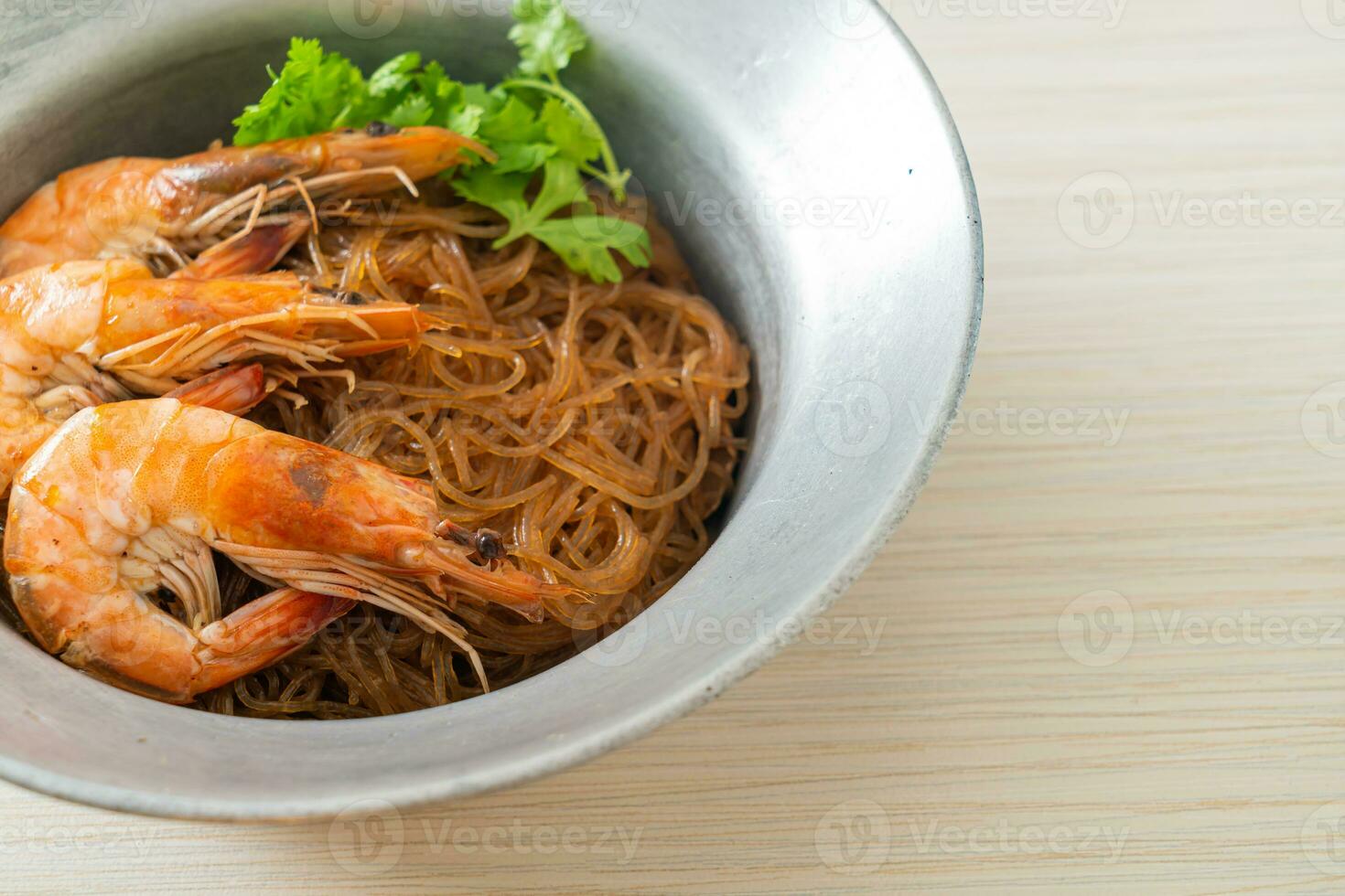 gamberi in casseruola o al forno con pasta di vetro foto