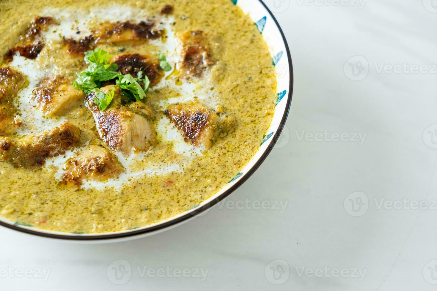 pollo afgano al curry verde o pollo hariyali tikka hara masala foto