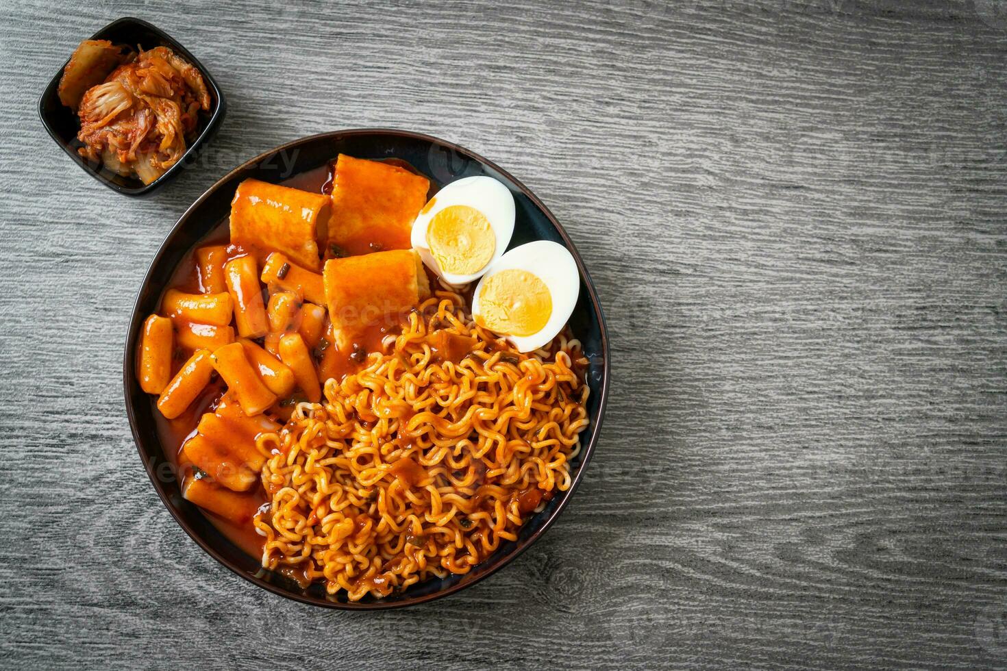 spaghetti istantanei coreani con torta di riso coreana e torta di pesce e uovo sodo foto