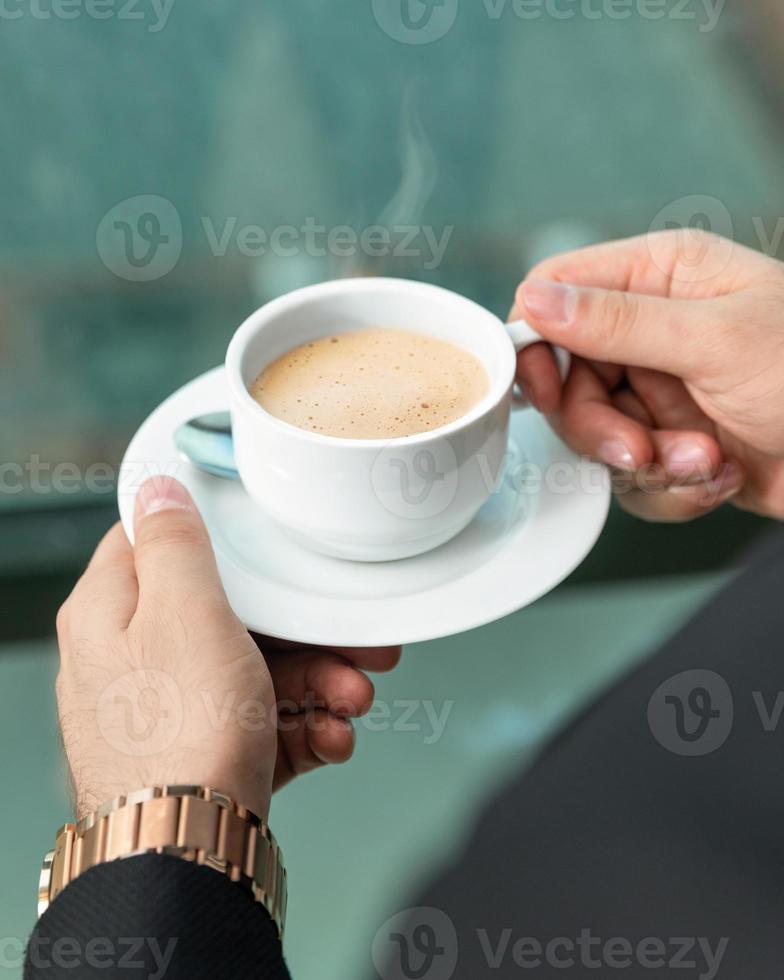 uomo che beve caffè latte da vicino foto