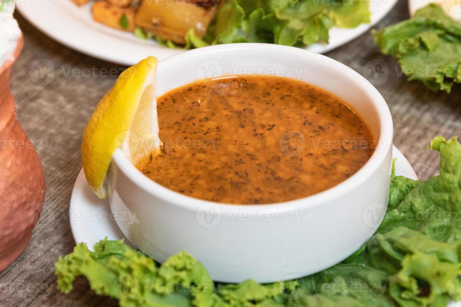 zuppa di lenticchie con limone da vicino foto