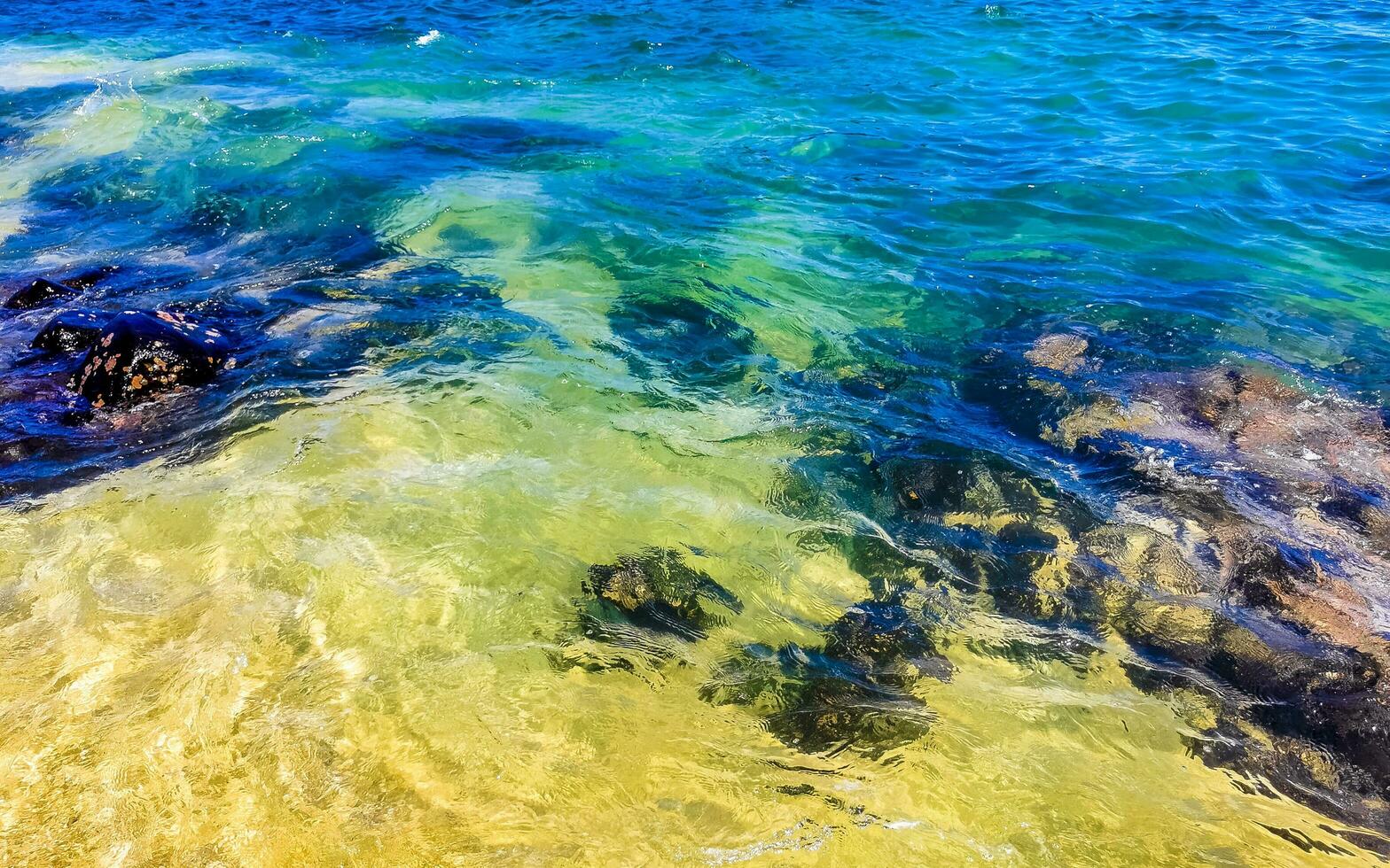 spiaggia sabbia blu turchese acqua onde rocce panorama puerto escondido. foto