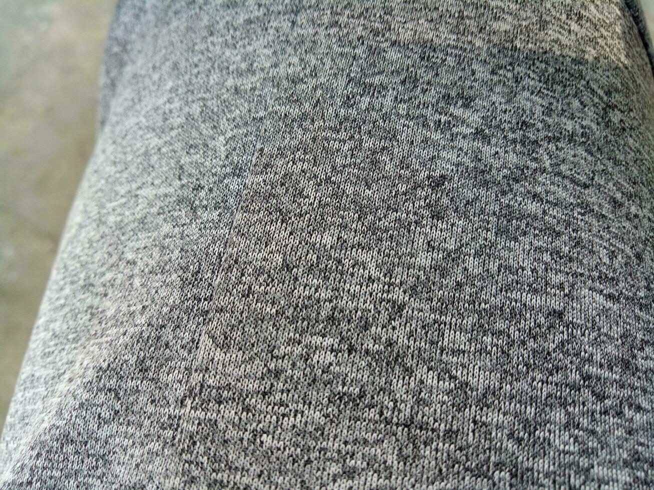 foto di il struttura di un' grigio pantaloni della tuta