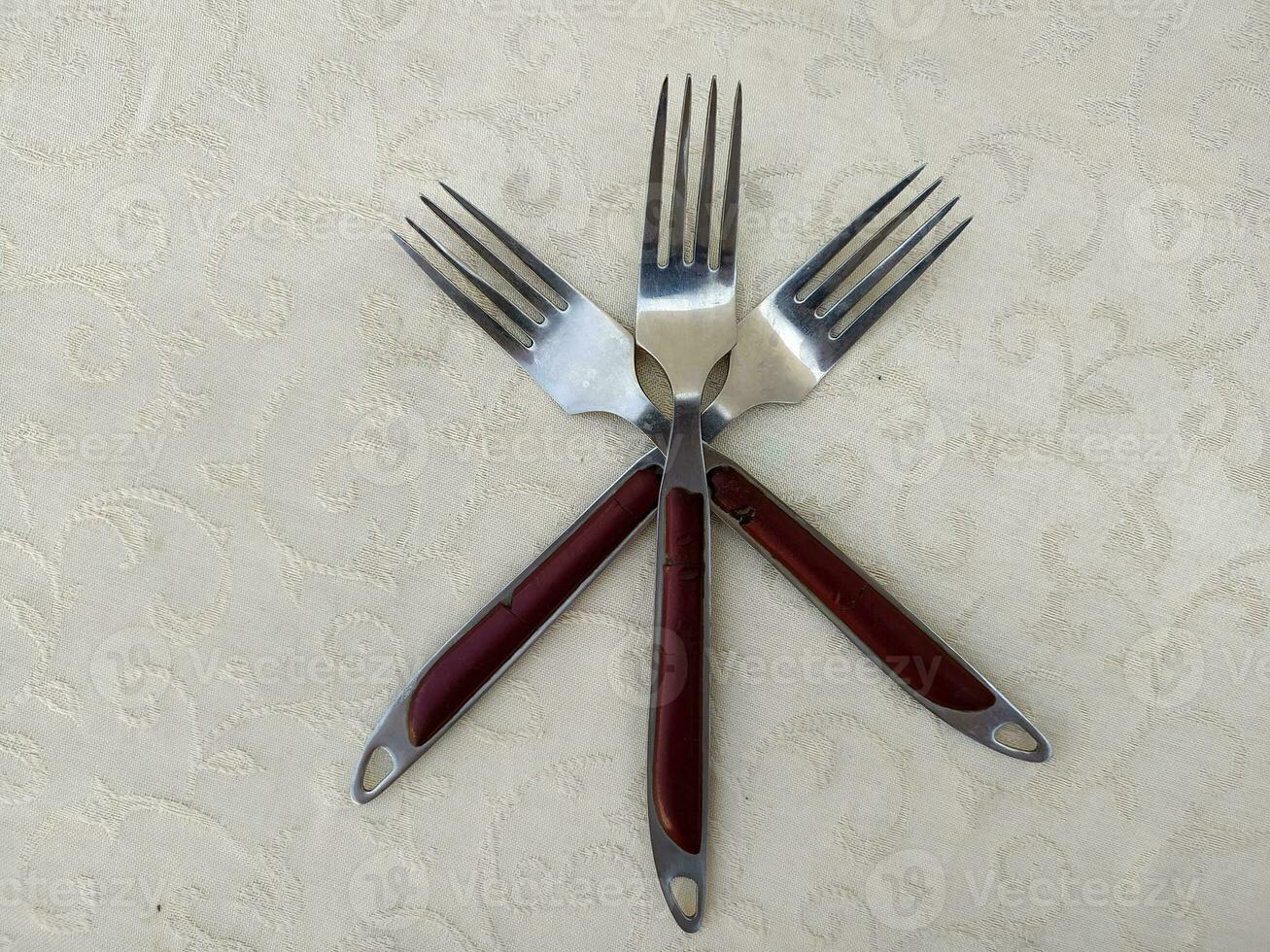 parecchi Vintage ▾ forchette disposte in modo univoco su il tavolo foto