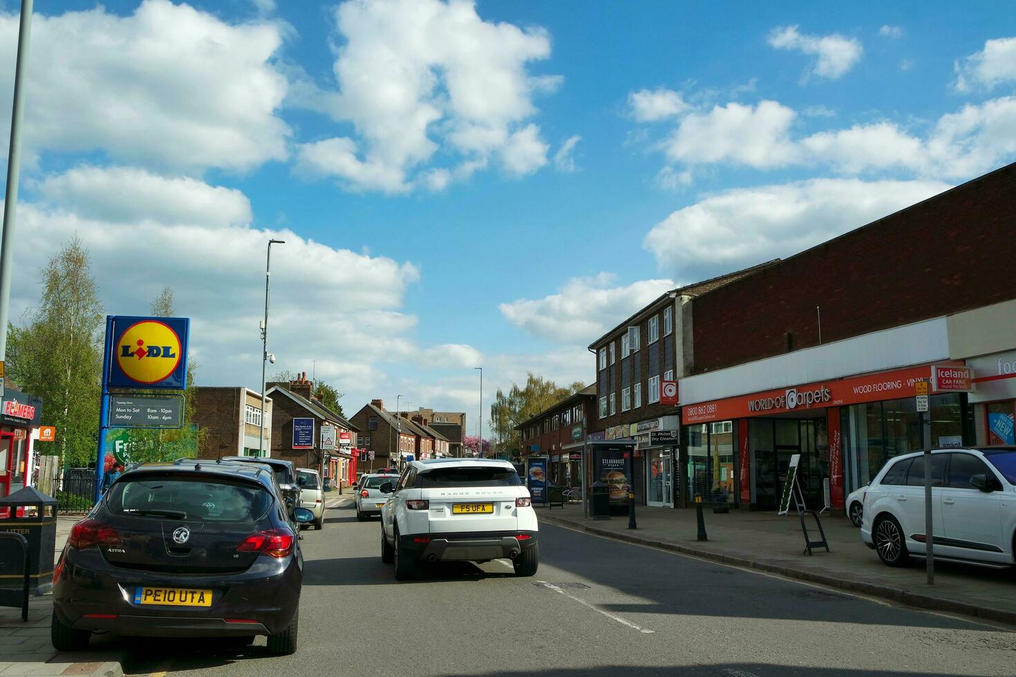 maggior parte bellissimo Immagine di luton città di Inghilterra UK. il strade e Casa è guardare grande nel luce del sole. Immagine era catturato su aprile 25, 2023 foto