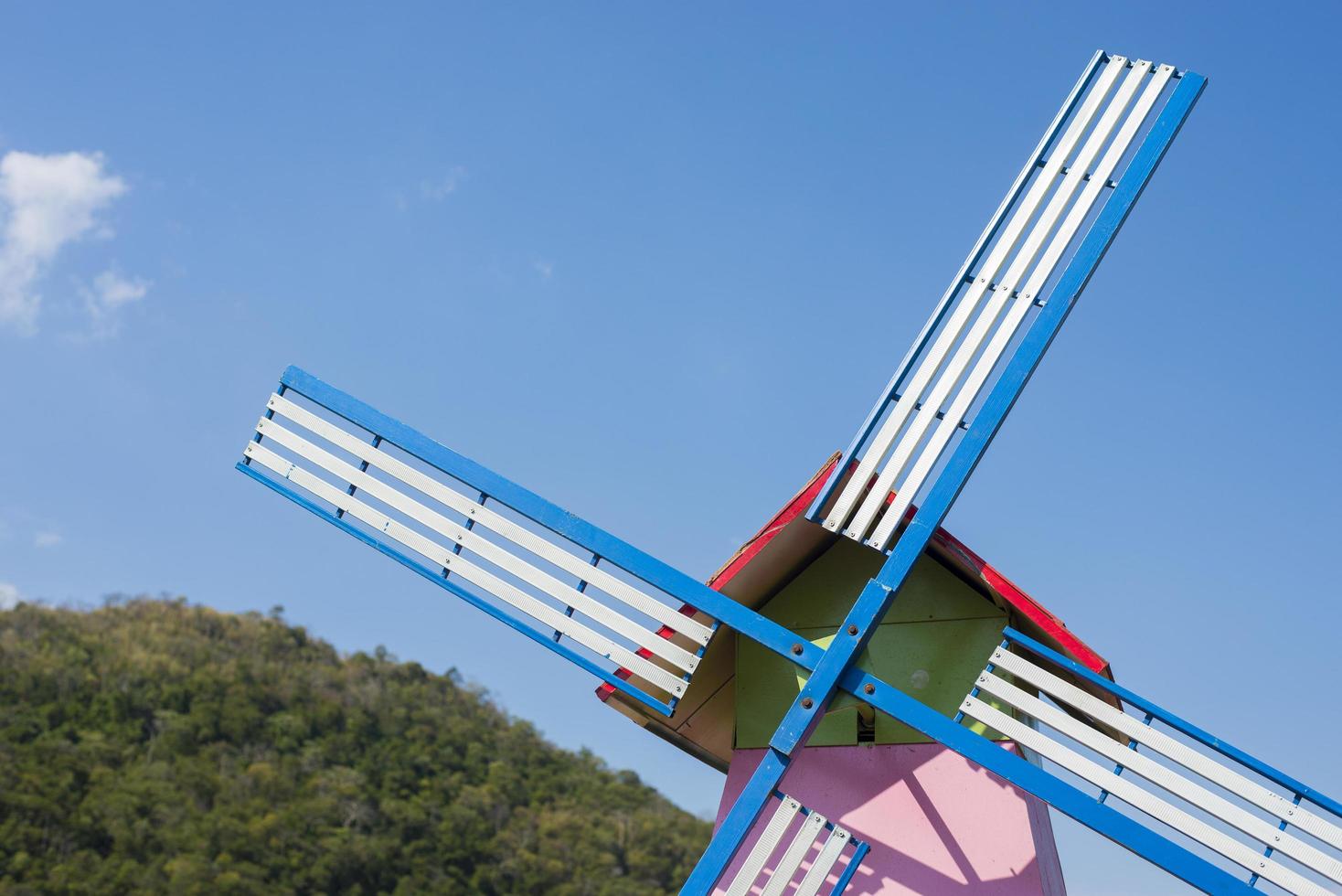 turbina eolica con cielo blu foto