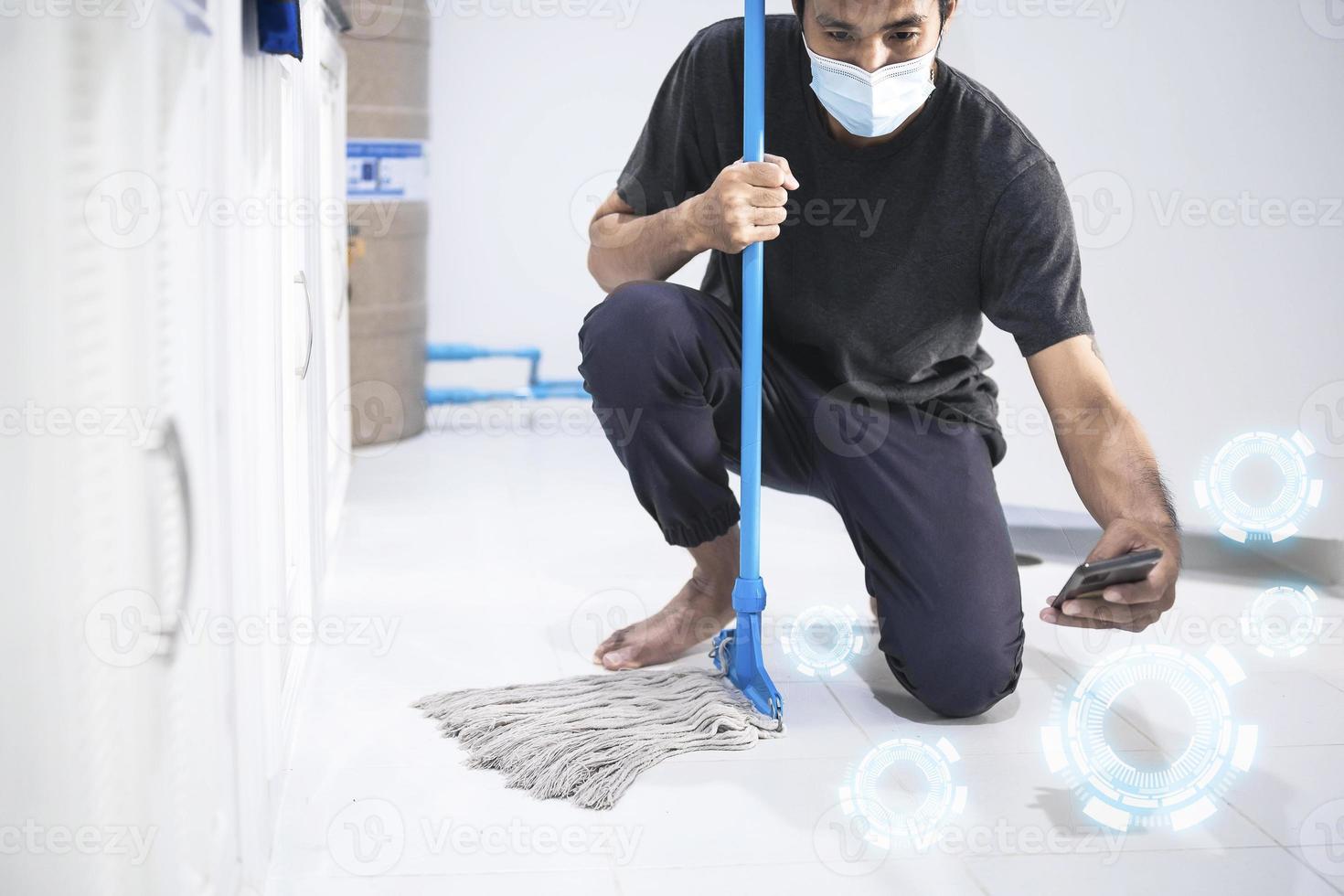 uomo asiatico pulizia bagno personale foto