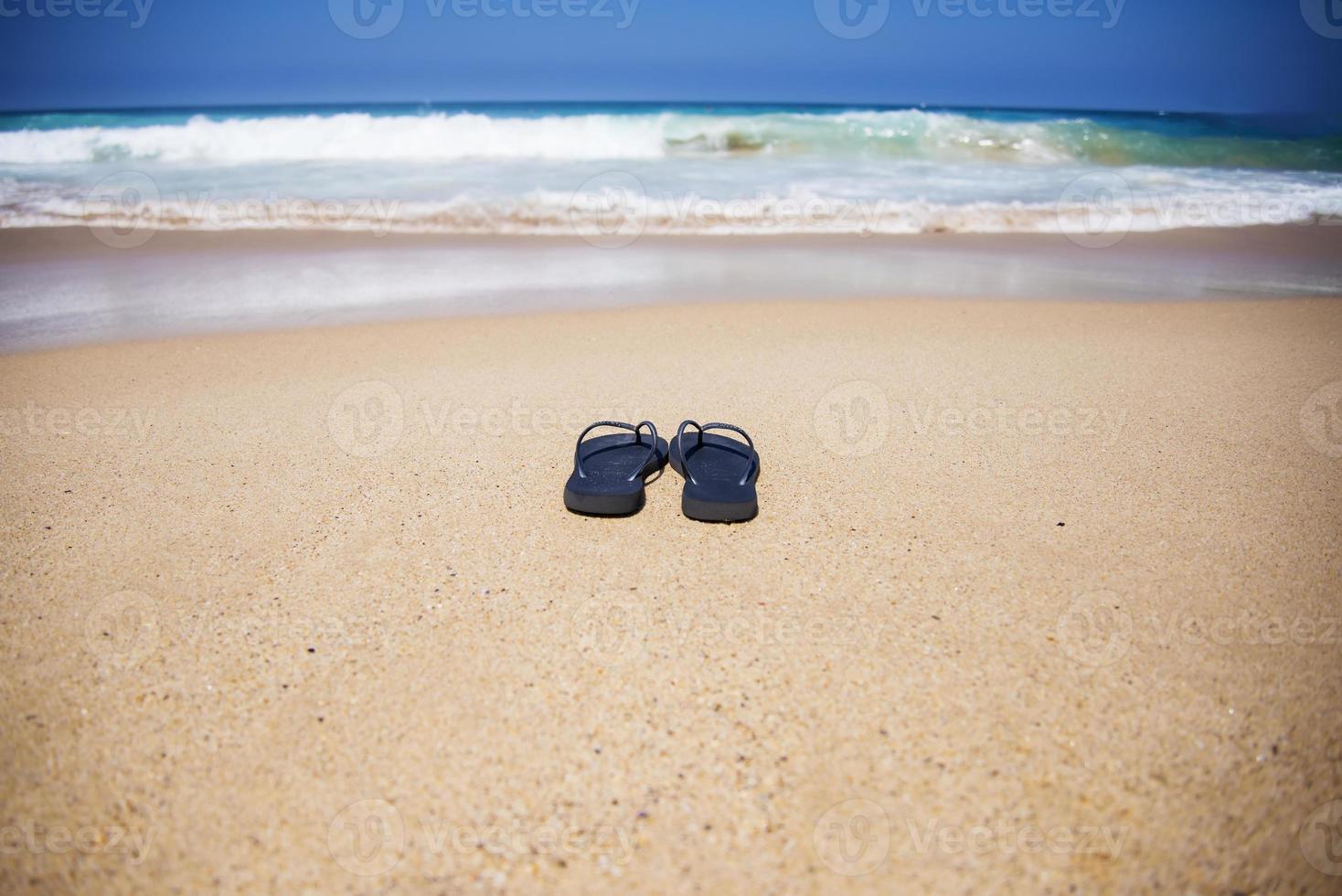 pantofole estive sulla spiaggia foto