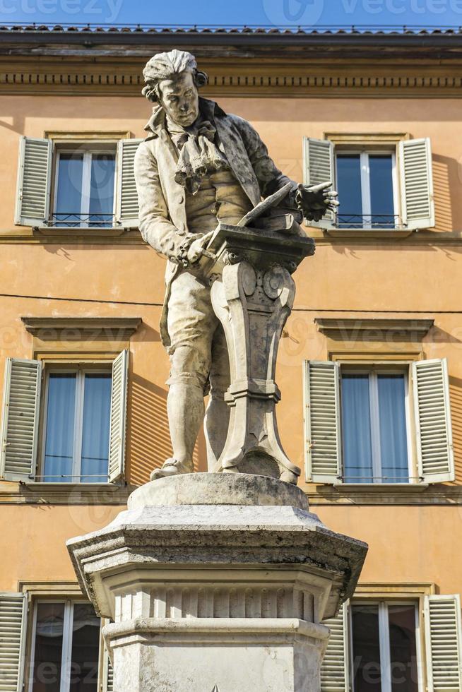 statua di luigi galvani a bologna italia foto
