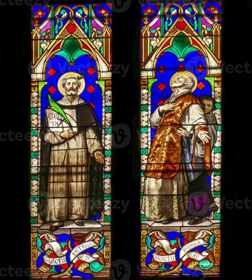 vetrate nella cattedrale di como in italia foto