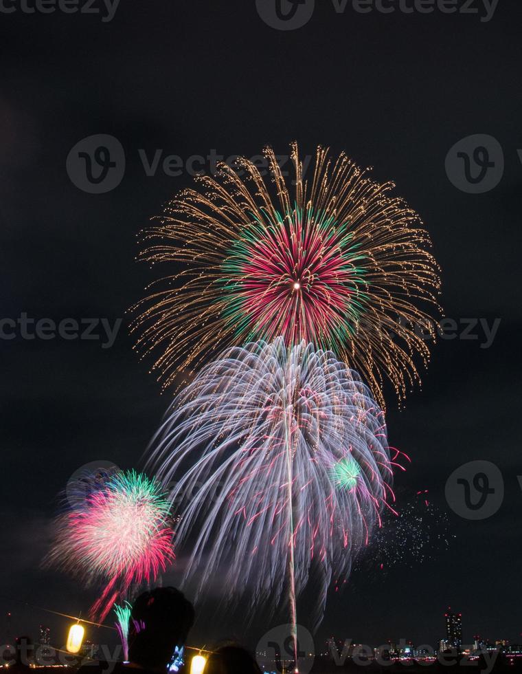 festival dei fuochi d'artificio in estate a tokyo foto