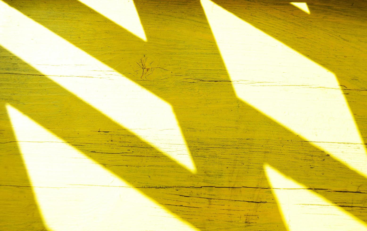 superficie in legno bianco e marrone con sole splendente foto