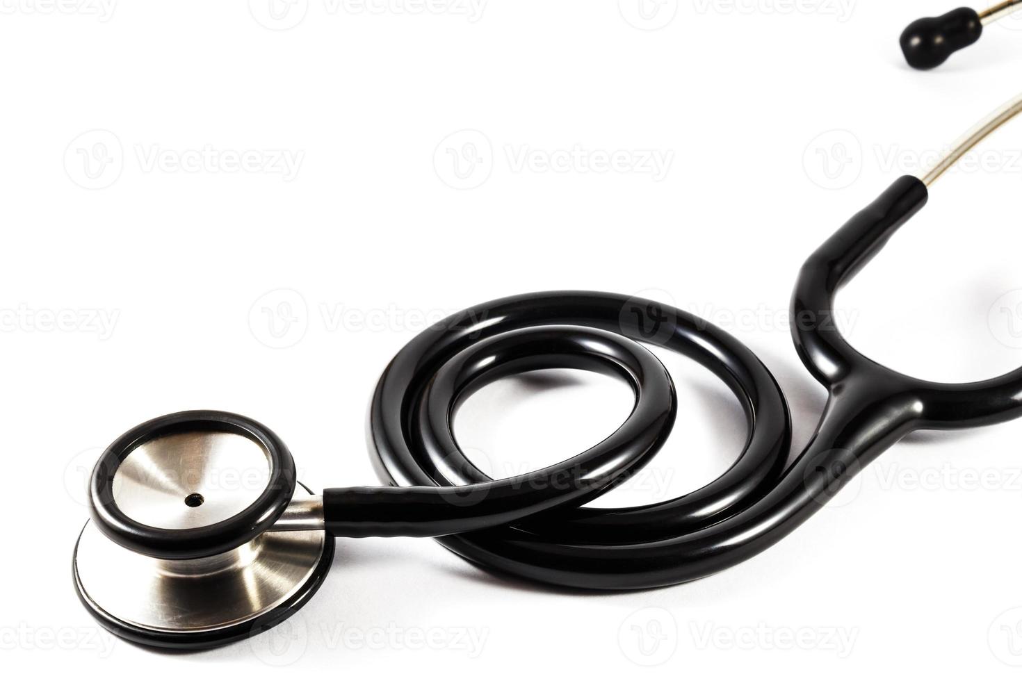 torsione stetoscopio nero su sfondo bianco isolato foto