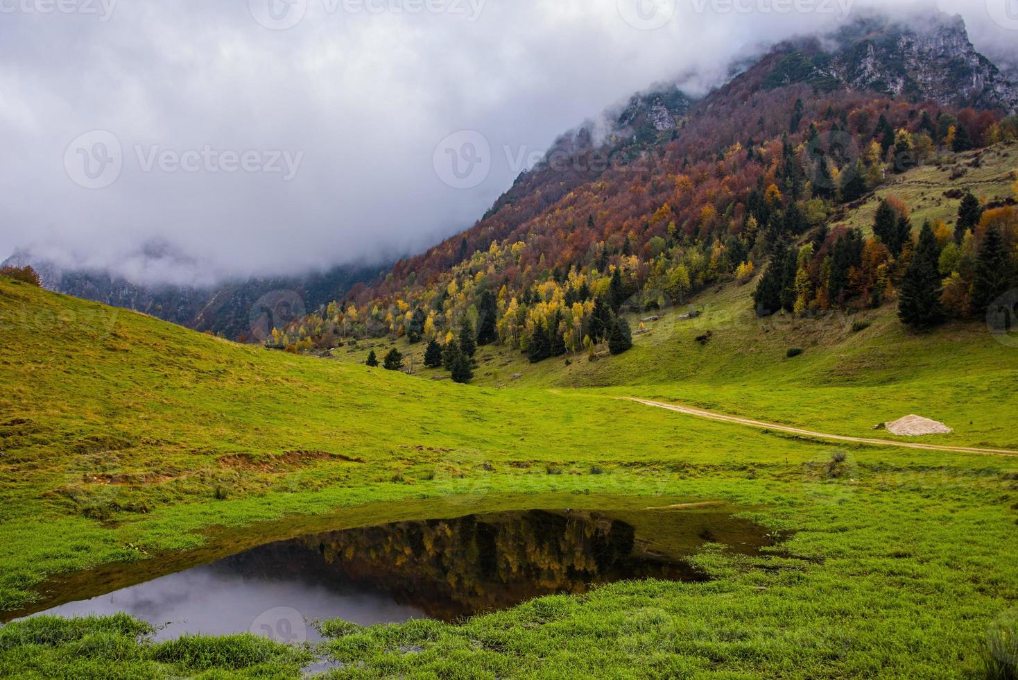 riflessione autunnale sul lago alpino foto