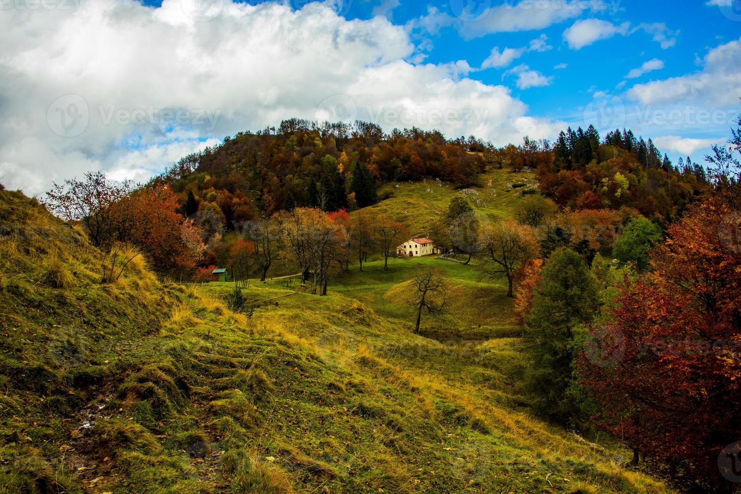 casa di campagna in autunno foto