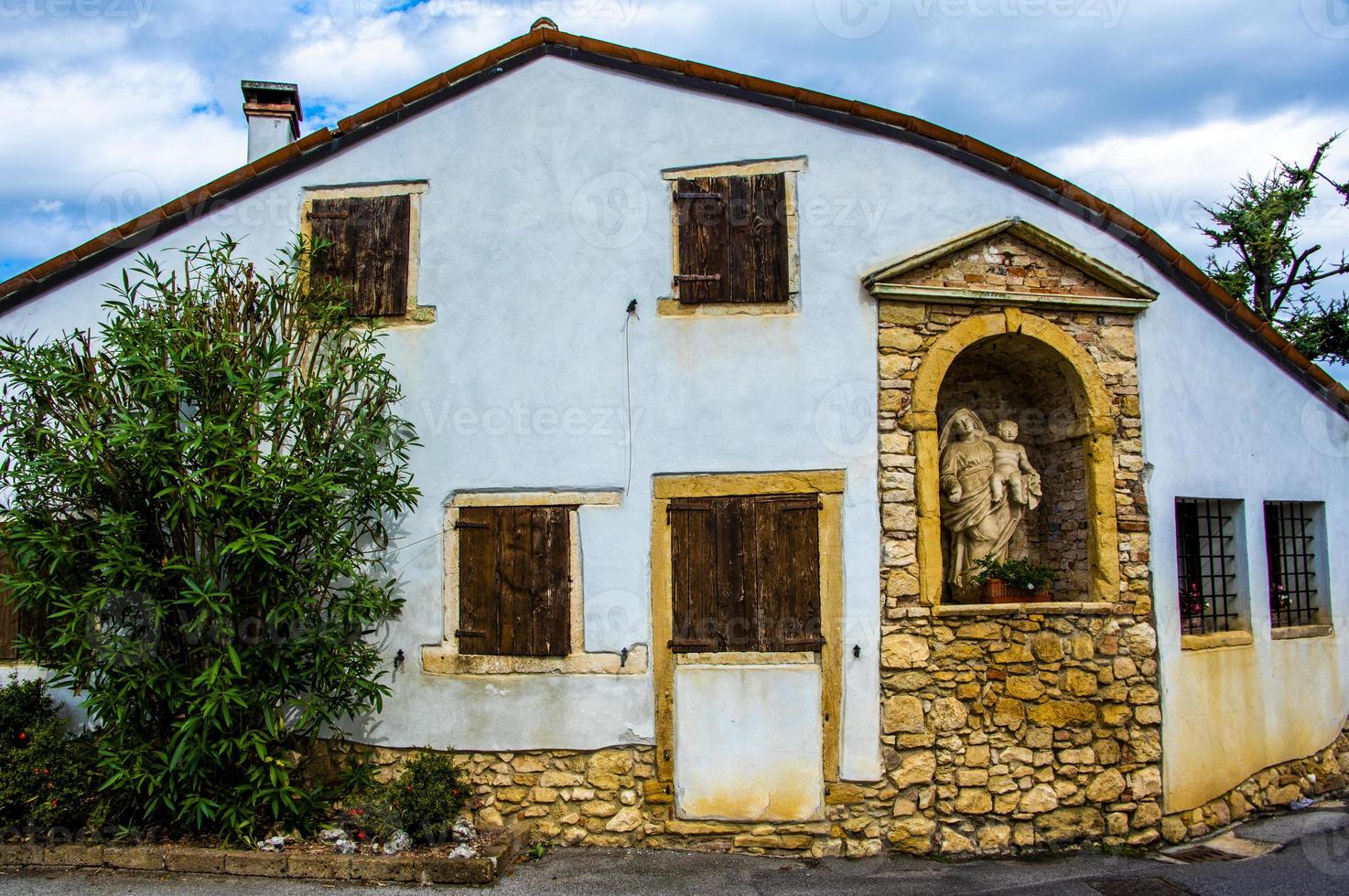 casa con statua foto