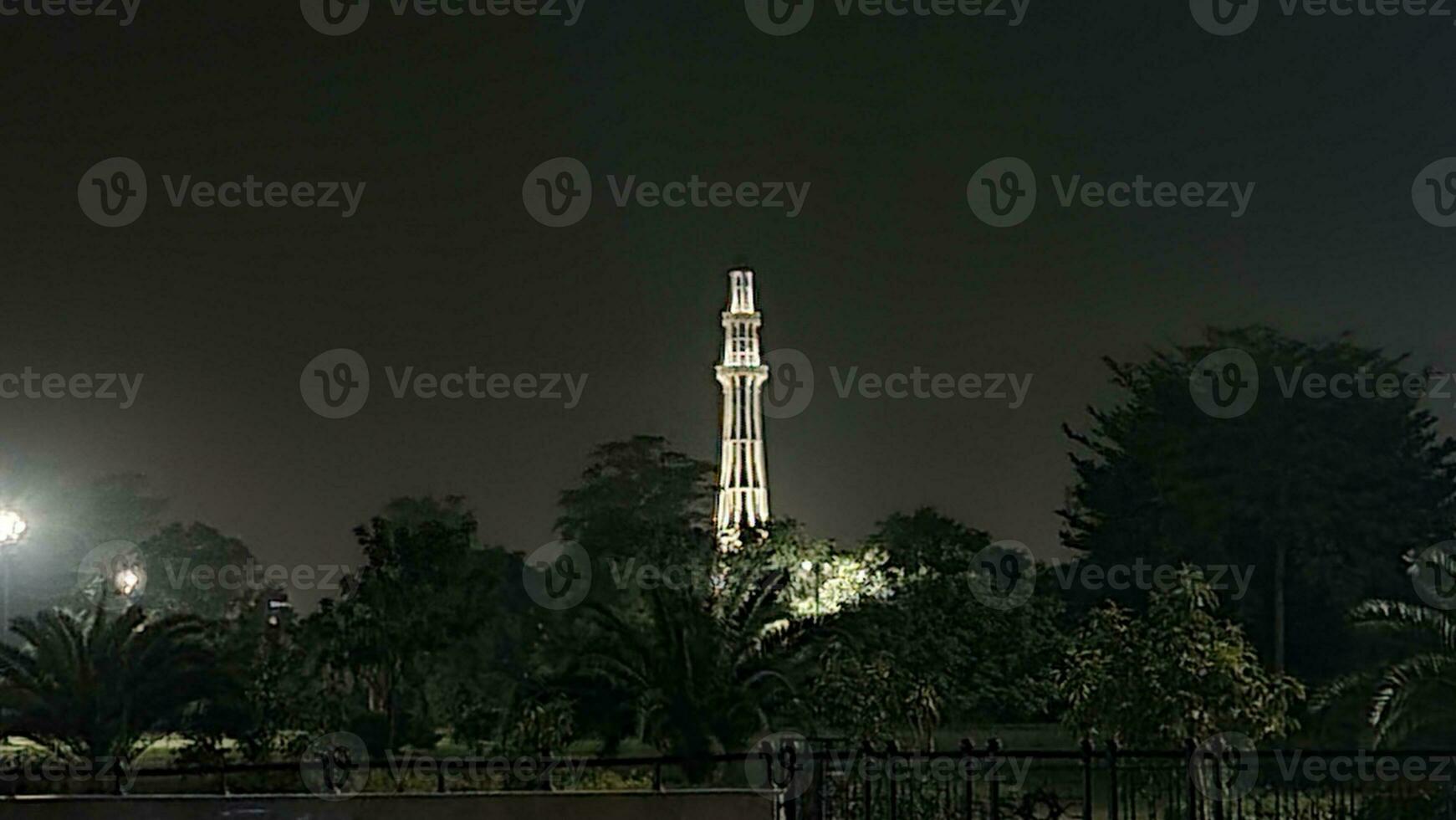 manar Pakistan mostrando suo bellezza a notte foto
