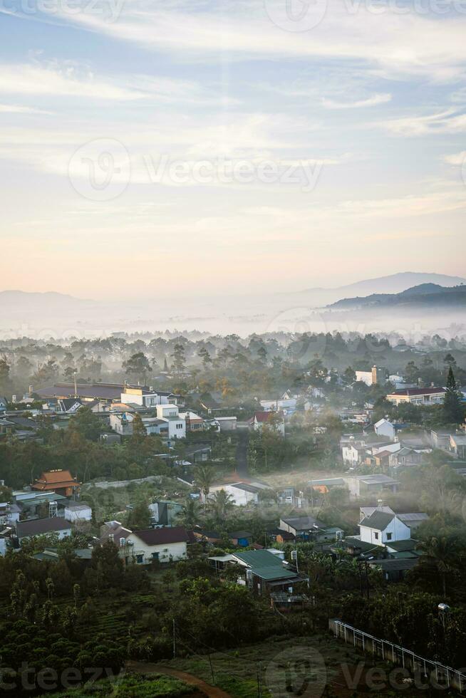 montagne durante alba. bellissimo naturale paesaggio nel il estate tempo con nebbia foto