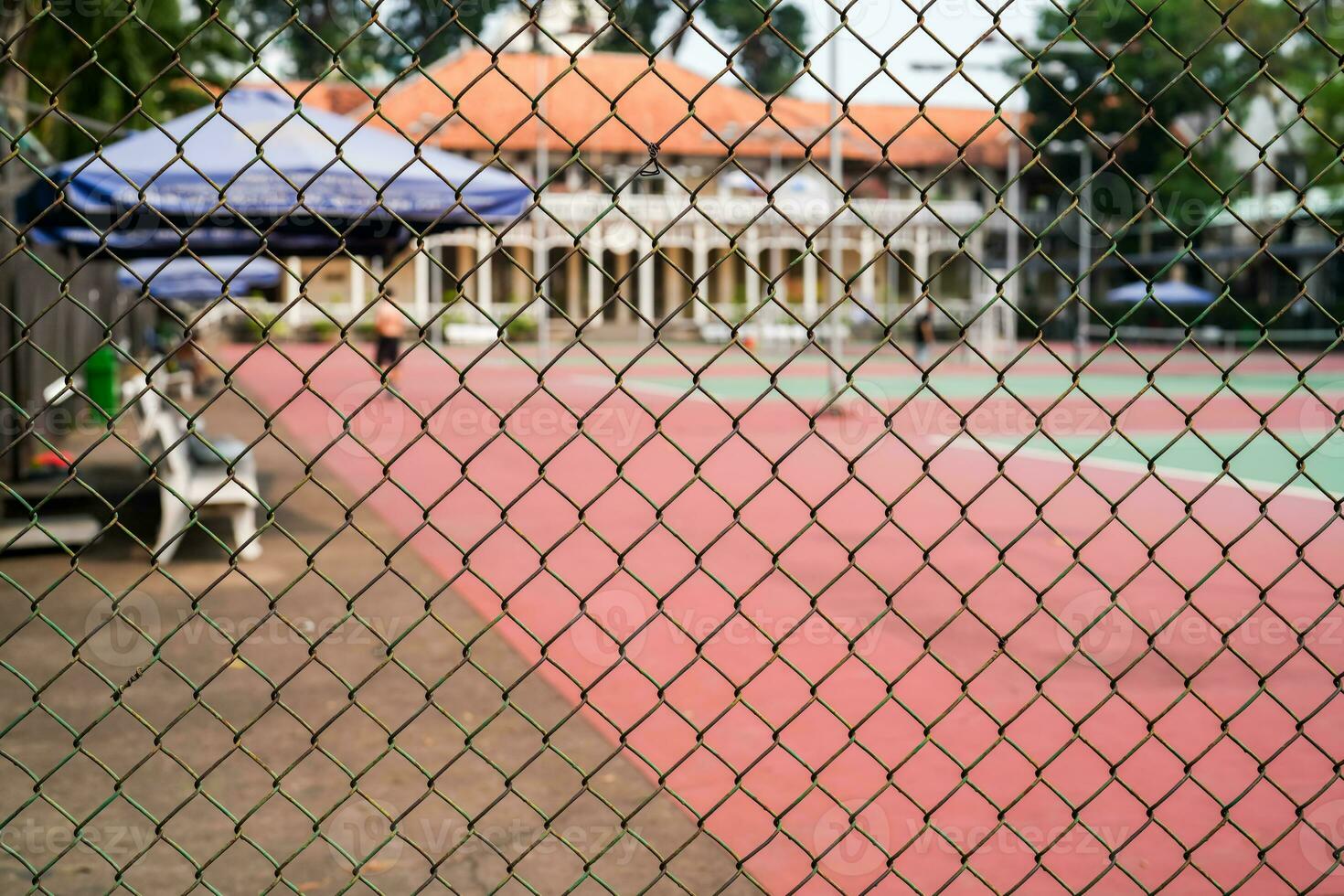 metallo maglia su un' sfocato sfondo di un' tennis Tribunale con Giocatori. foto