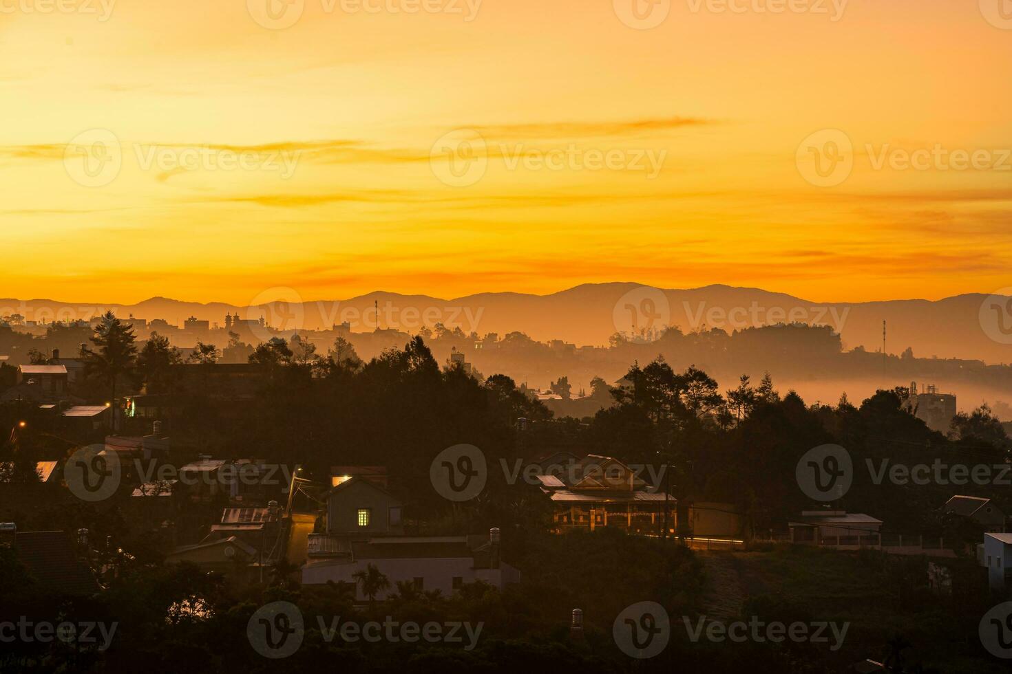 un' ipnotizzante Visualizza di il alto colline su un' nebbioso giorno a tramonto foto