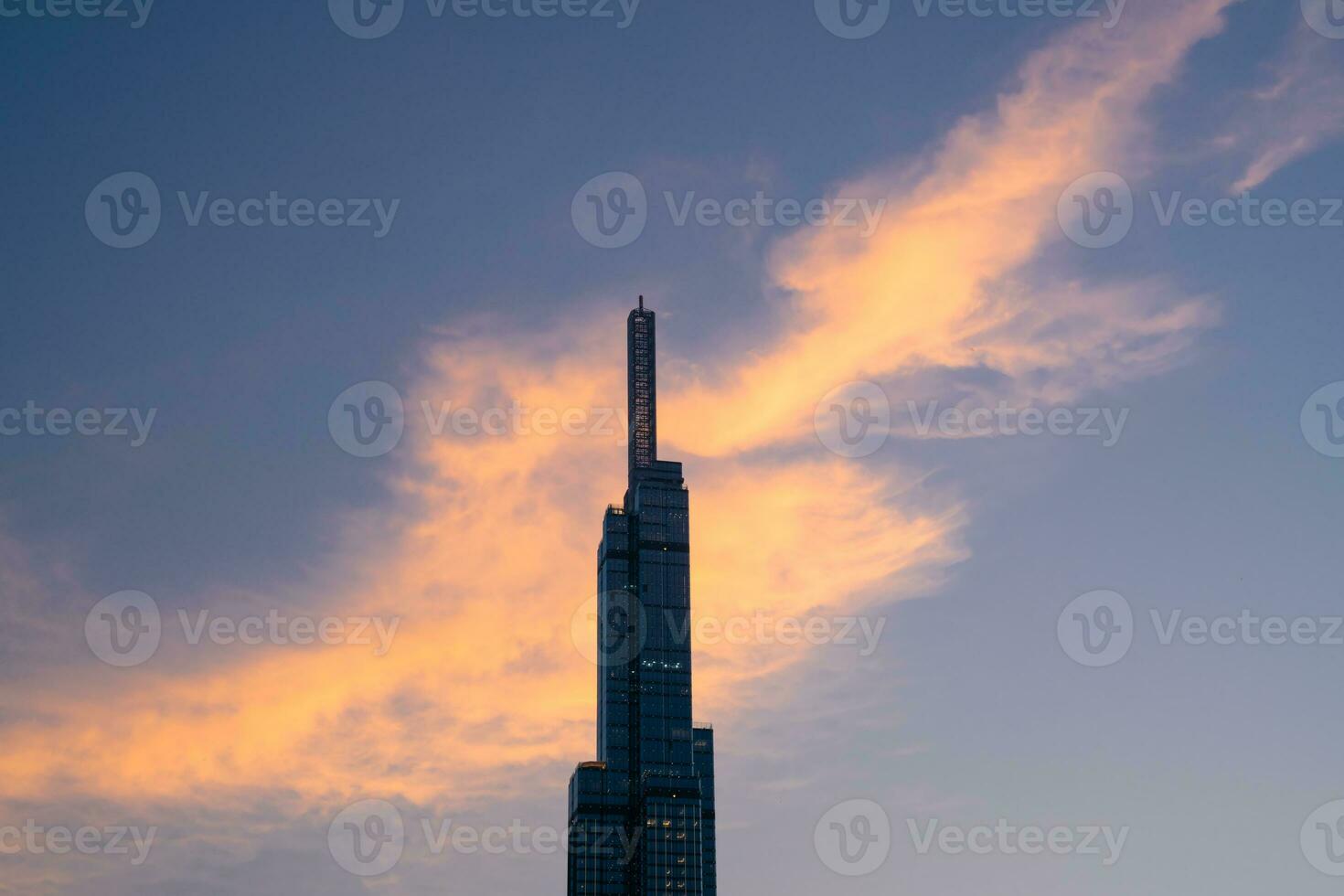 tramonto a punto di riferimento 81 con caldo luce del sole foto