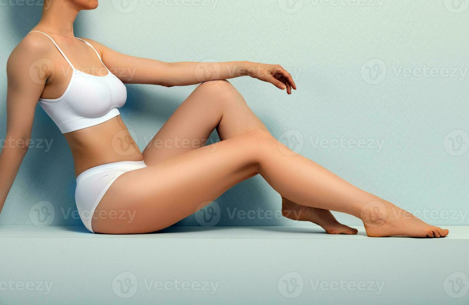 bellissimo sottile corpo di giovane donna nel bianca biancheria intima su grigio sfondo foto