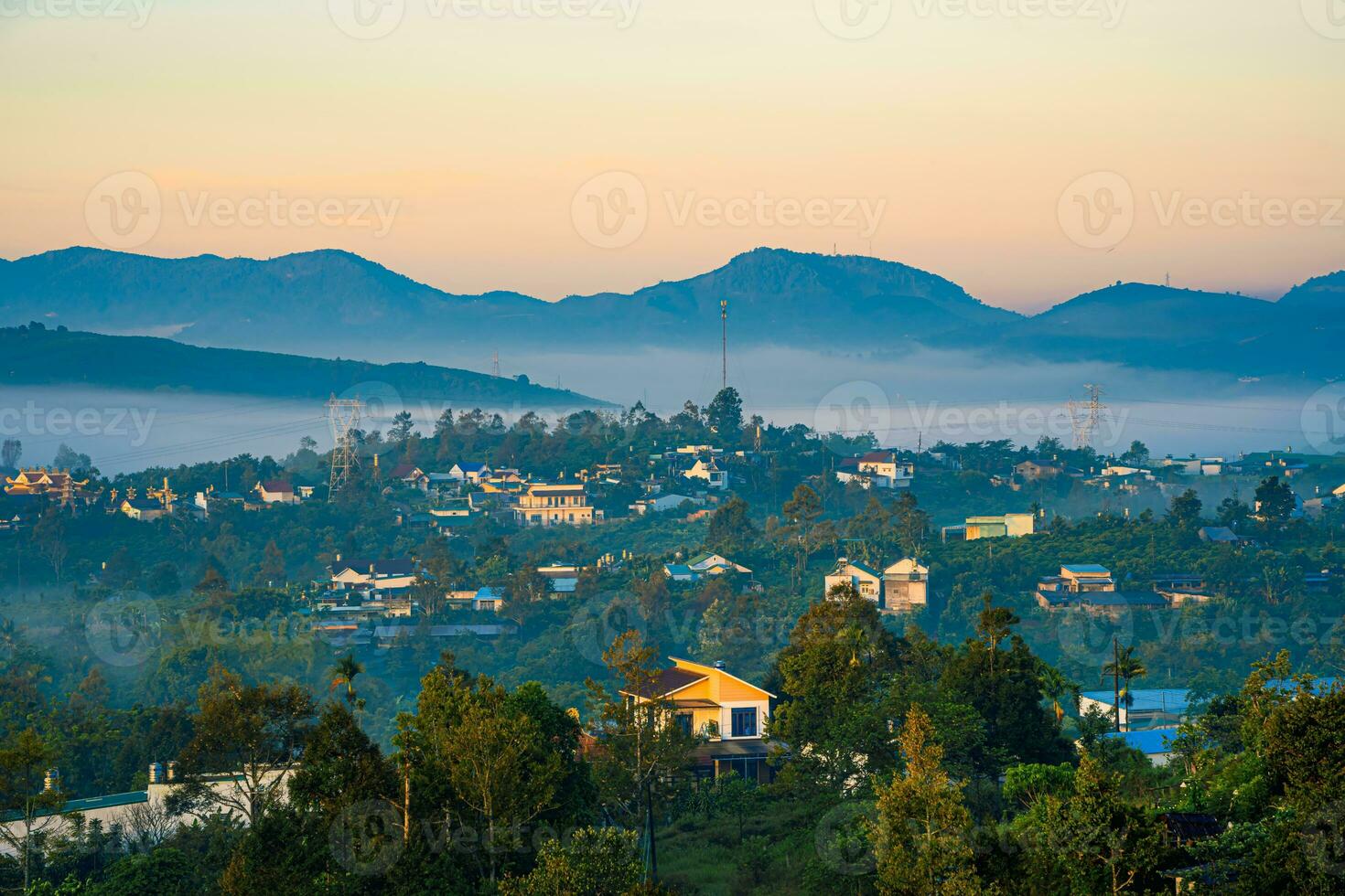 montagne durante alba. bellissimo naturale paesaggio nel il estate tempo con nebbia foto