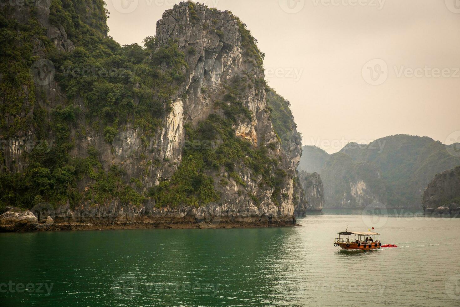 un' traghetto nel halong baia foto