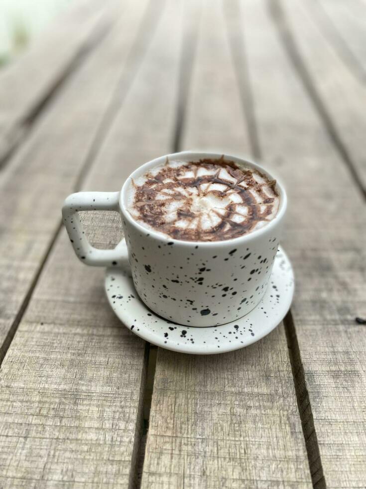 tazza di caffè calda sul tavolo di legno foto